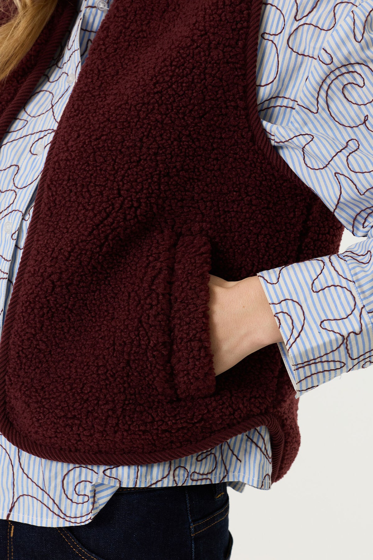 Garcia Rosewood Burgundy Reversible Teddy Fleece Gilet, V260295