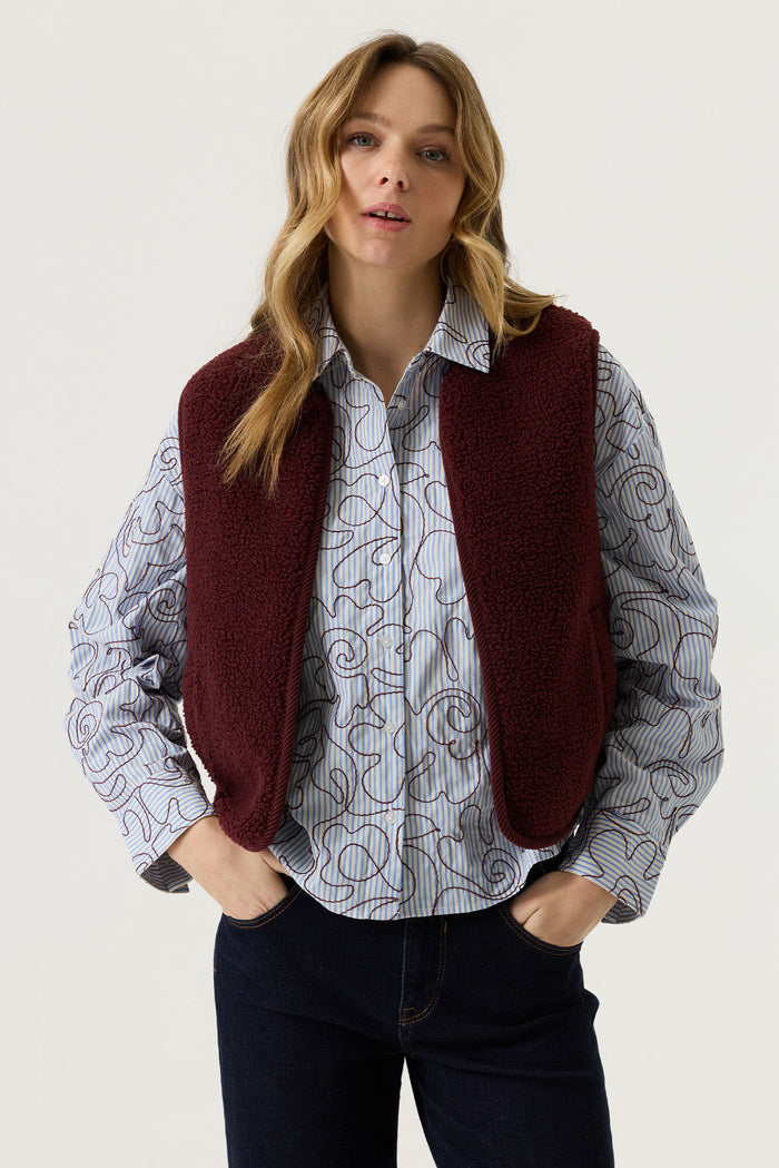 Garcia Rosewood Burgundy Reversible Teddy Fleece Gilet, V260295